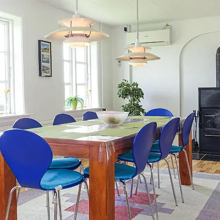 4 Bedroom Stunning In Vakantiehuis Gudhjem